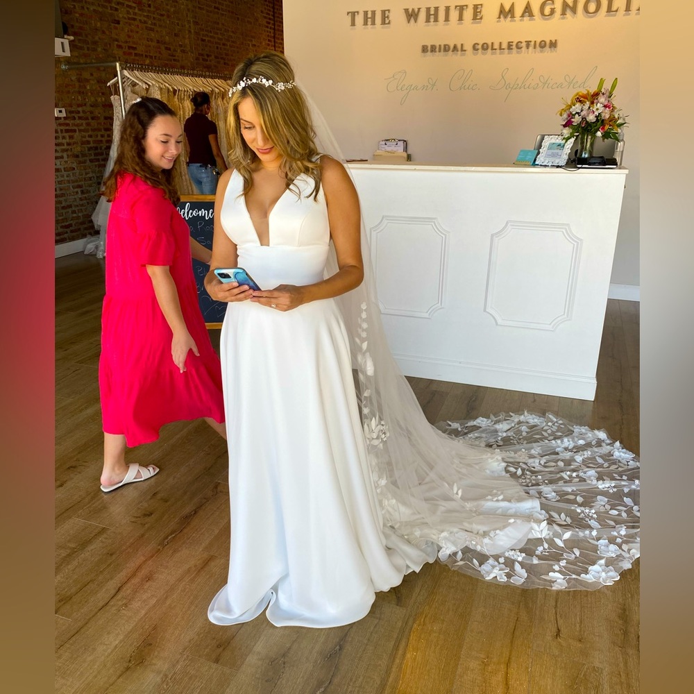 Maggie Sottero Lavinia Veil! Cathedral veil w/ beautiful hand sown flowers/vine